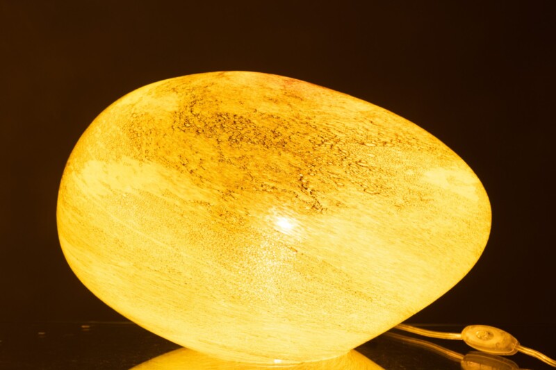 Lámpara de mesa moderna amarilla jaspeada forma de guijarro Jolipa Dany - Imagen 5