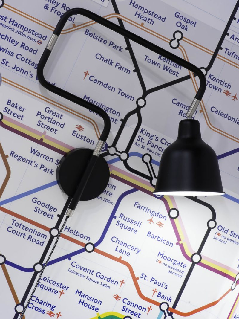 Lámpara de pared ajustable negra ondulada It's About RoMi London - Imagen 3