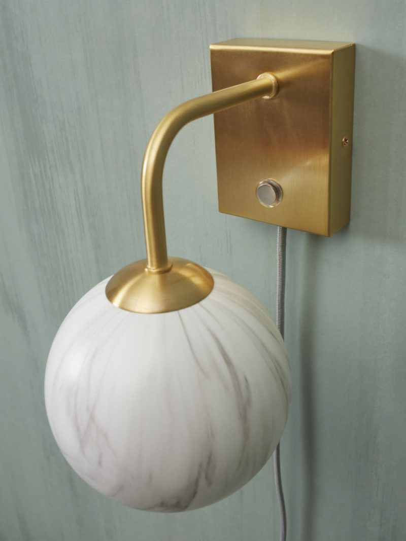 Lámpara de pared curvada dorada con bola decorativa It's About RoMi Carrara - Imagen 4