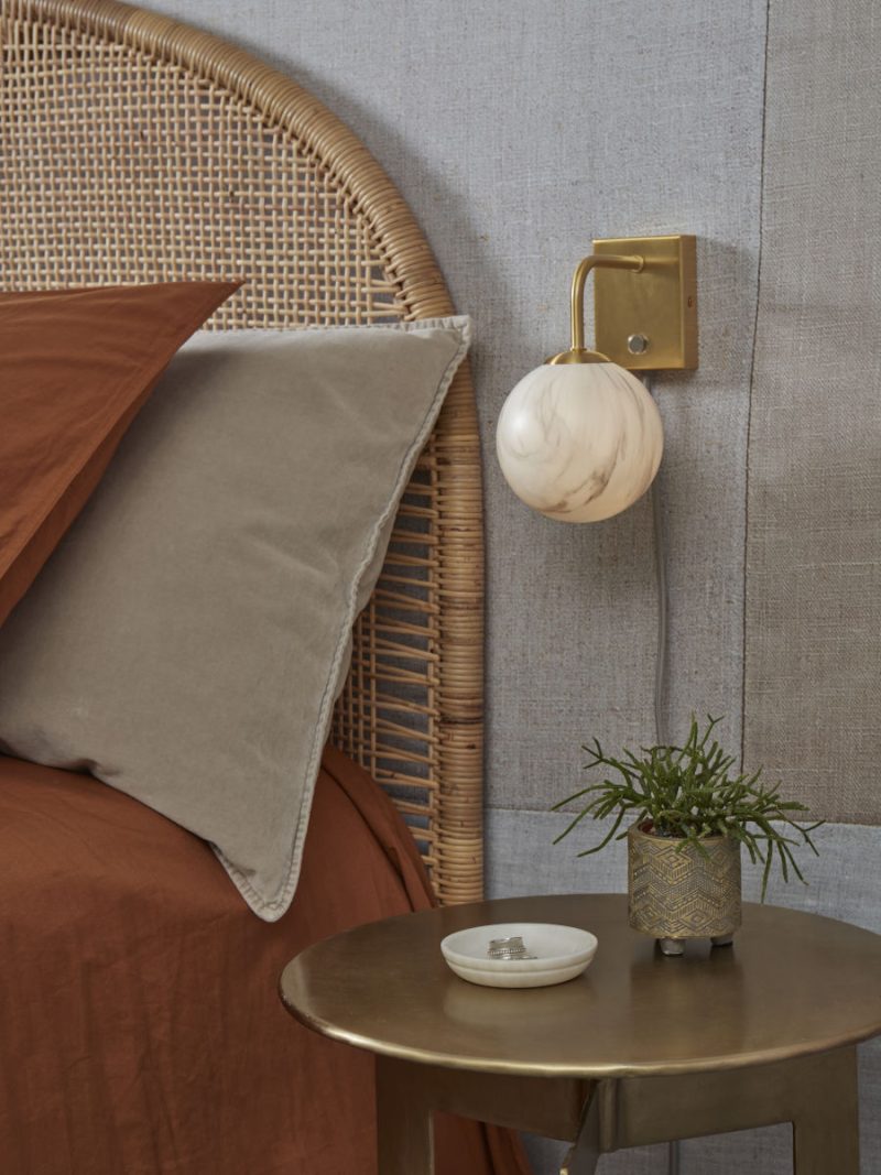 Lámpara de pared curvada dorada con bola decorativa It's About RoMi Carrara - Imagen 5