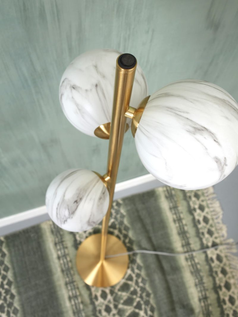 Lámpara de pie dorada con 3 bolas decorativas It's About RoMi Carrara - Imagen 4