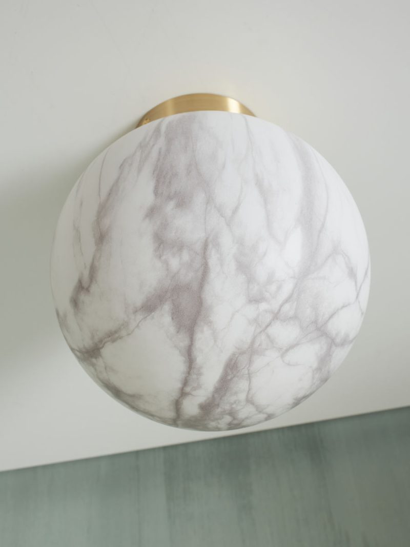 Plafón dorado grande con bola decorativa It's About RoMi Carrara - Imagen 4