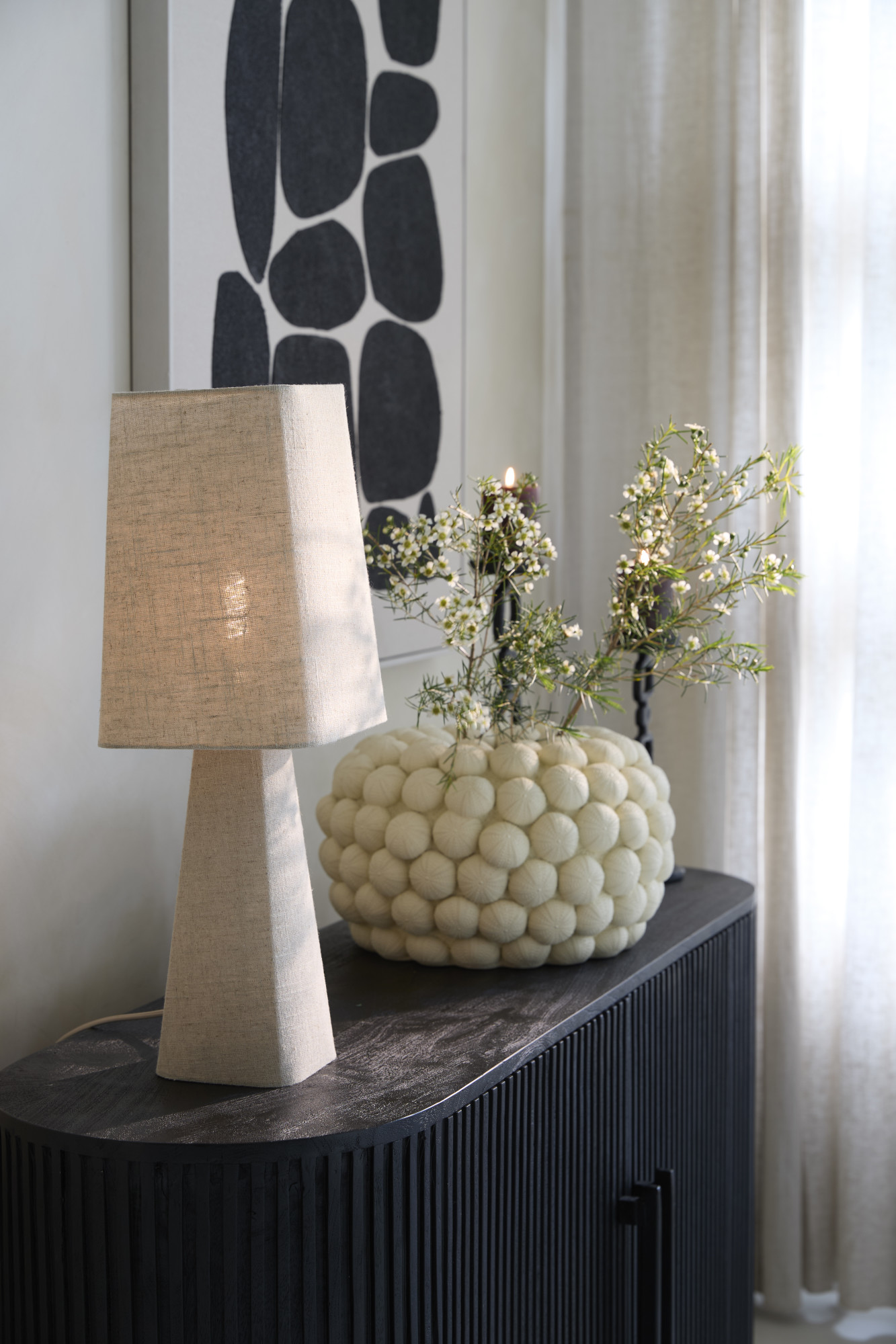 Lámpara de mesa trapezoidal beige Light & Living Mikko - Imagen 4