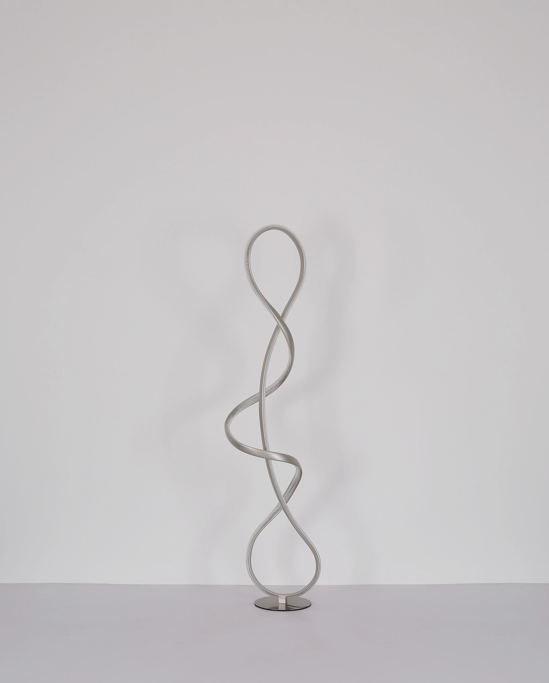 globo-lámparademesa-swirl-acero-metal-led-67341sn-1