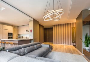 lámparacolganteeleganteconelementosdoradosblondie-1