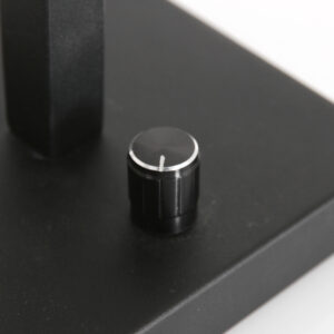 apliquédeparednegroconpantalladebambútrenzadoamanosteinhauerstang-11