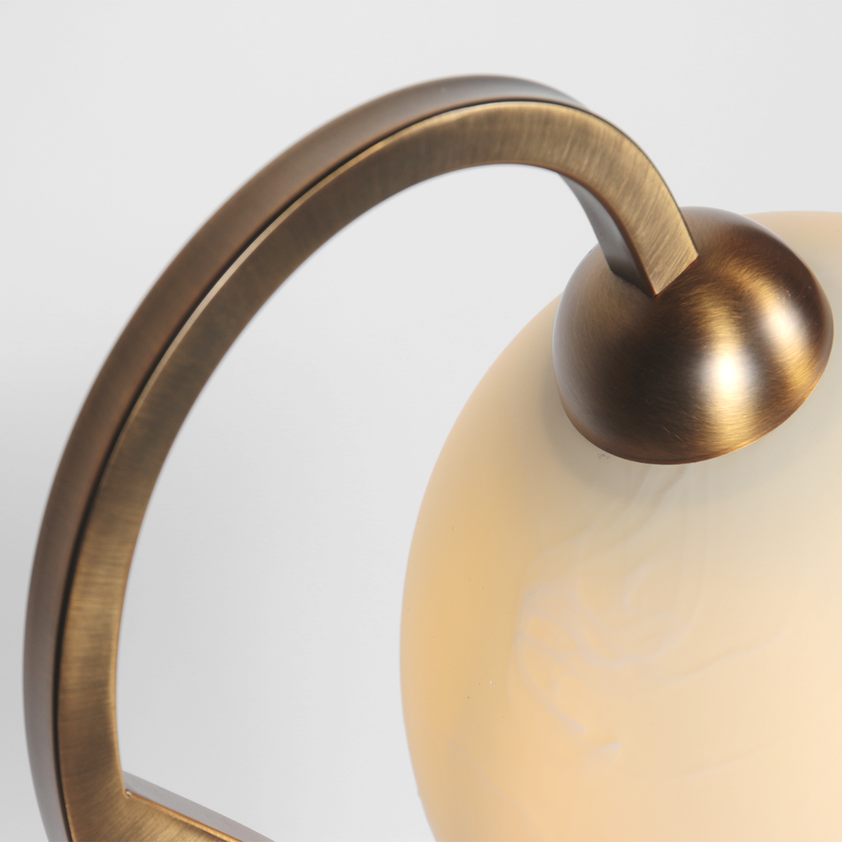 lámparademesadebronceconpantalladecristalcolormármolcremasteinhaueranthea-4