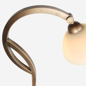 lámparadepieconestructuradebronceypantalladecristalsteinhaueranthea-12